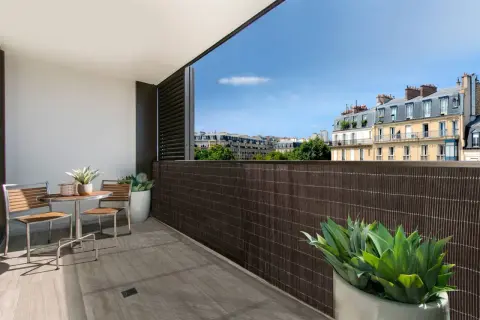 Barra de bambú oscura para terraza, ideal para como tapar la vista del vecino. Muebles de exterior y plantas.