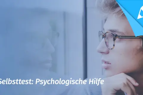 Junger Mann mit Brille blickt nachdenklich in die Ferne. Ein Selbsttest kann helfen, psychische Probleme zu erkennen und Unterstützung zu finden.