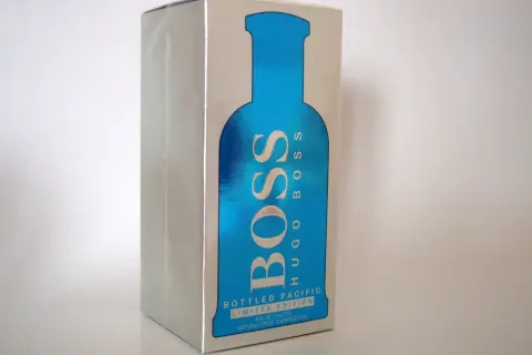 Pudełko Hugo Boss Bottled Pacific Limited Edition 100ml, z błękitnym motywem butelki i napisem BOSS.