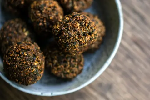 Knusprige Falafel-Bällchen in einer Schale, bereit zum Genießen. Ein köstliches falafel rezept.