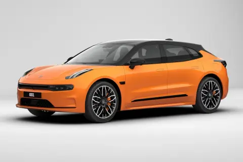 Voiture électrique orange et noire, avec une autonomie de 1000 km, prête pour de longs voyages.