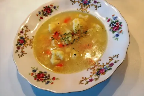 Kaloryczność zupy kalafiorowej: od 30 do 170 kcal! Jak ją zmniejszyć?