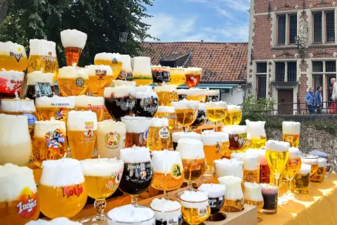 Una vasta esposizione di birre artigianali, un vero paradiso per gli amanti dei birrifici del Belgio.