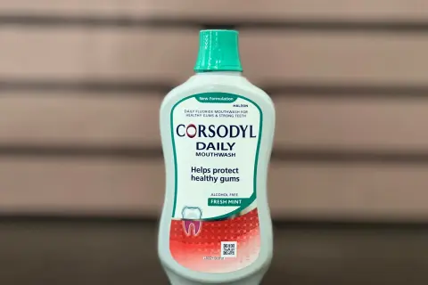 Płyn do płukania jamy ustnej Corsodyl Daily Mouthwash, świeża mięta. Zastanawiasz się, czy wybrać Corsodyl czy Eludril? Ten produkt dba o zdrowe dziąsła.