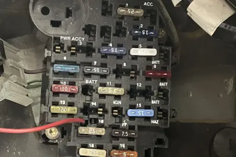 Gdzie są bezpieczniki w Jeep Cherokee? Znajdź i napraw usterkę!