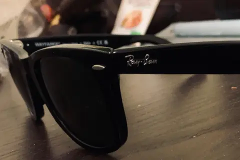 Czarne okulary Ray-Ban Wayfarer. Zastanawiasz się, ile kosztują Ray Ban w Vision Express?