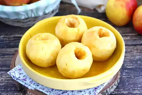 Mele cotte al forno, profumate e succose, come quelle della ricetta della nonna. Un dolce semplice e delizioso.