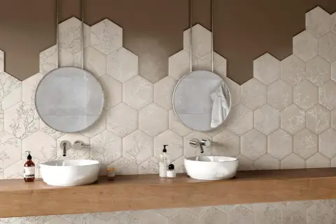 Elegantes combinaciones de azulejos para baños con diseño hexagonal y motivos de ramas.
