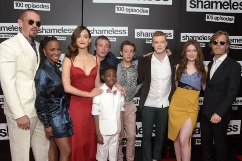 Die Besetzung von Shameless feiert 100 Episoden. Die Schauspieler posieren auf dem roten Teppich.