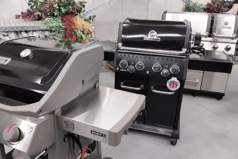 Dwa grille gazowe, Weber i Broil King, stoją obok siebie. Zastanawiasz się, jaki grill gazowy wybrać?