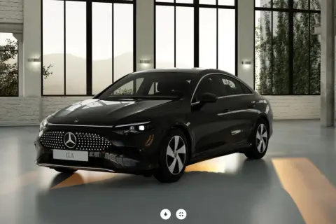 Elegancki, czarny Mercedes CLA w nowoczesnym wnętrzu. Poznaj jego **mercedes cla dane techniczne** i poczuj moc.
