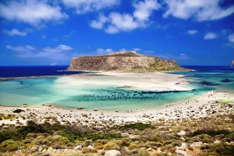 Balos Lagoon na Krecie, jedna z najpiękniejszych wysp greckich, zachwyca turkusową wodą i piaszczystą plażą.