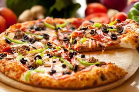 Pyszna pizza z serem, oliwkami, papryką i salami. Idealny dzień na pizzę!
