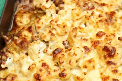 Herzhafter blumenkohlauflauf mit hackfleisch, überbacken mit goldbraunem Käse.