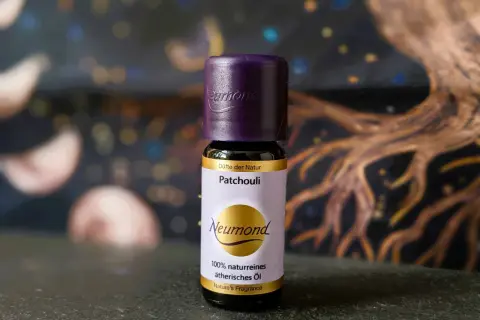 Neumond Patchouli Öl: Entdecke die erdige Patchouli Wirkung für Entspannung und Wohlbefinden. 100% naturrein.