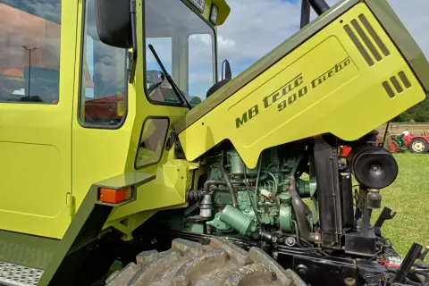Silnik traktorka MB trac 900 turbo, z otwartą maską, prezentuje się jak nowe części do kosiarek traktorków.