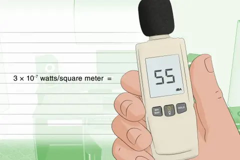 Mano sujetando un medidor de decibelios que muestra 55 dBA, útil para saber como medir decibelios en casa.