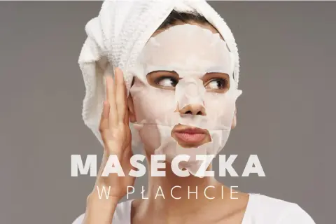 Kobieta z ręcznikiem na głowie i maseczką w płachcie na twarzy. Czy po maseczce w płachcie nakłada się krem?