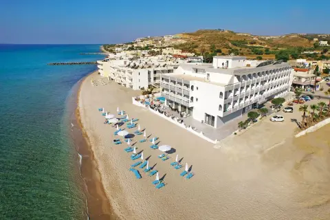 Piękna plaża i hotel Island Maya Resort. Leżaki i parasole czekają na gości.