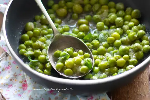 Piselli freschi in padella, cotti con cipolla e menta. Un contorno semplice e gustoso.