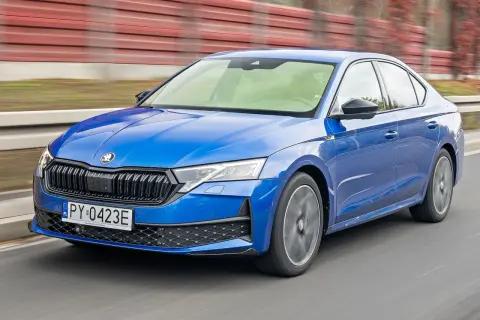 Niebieska Skoda Octavia w ruchu. Sprawdź atrakcyjną skoda octavia cena i wybierz swój wymarzony model.