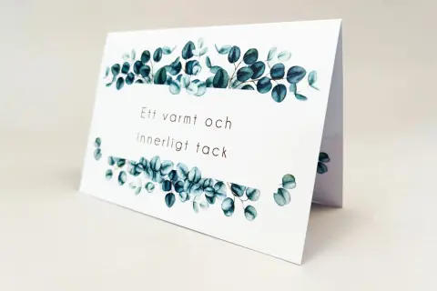 Ett tackkort efter begravning med texten "Ett varmt och innerligt tack" och dekorerat med eukalyptusblad.