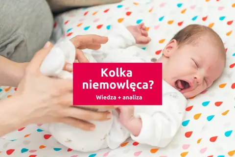 Płacz niemowlaka może oznaczać kolkę jelitową. Rodzic próbuje ukoić dziecko, które leży na kolorowej pościeli.