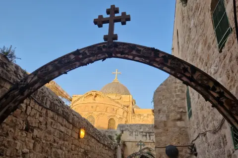 Kamienna brama z krzyżem i kopułą kościoła, jak w psalm 122, zaprasza do Jerozolimy.
