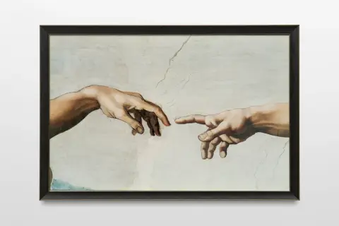La création d'Adam par Michel-Ange : deux mains se tendent, symbolisant le souffle de vie. La signification des mains de Michel-Ange est profonde.