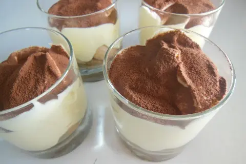 Deser w pucharkach, warstwy biszkoptów i kremu, posypany kakao. Idealny, gdy zastąpić mascarpone.