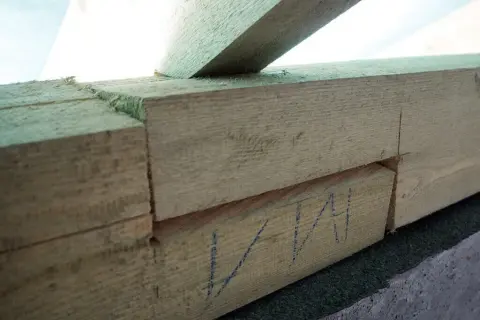 Jakie szpilki do murłaty wybrać, aby zapewnić trwałość dachu?