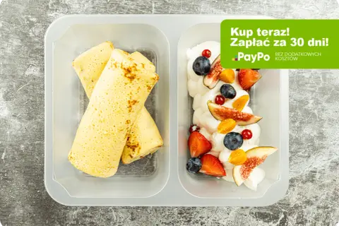 Naleśniki i deser z owocami (truskawki, figi, borówki) na talerzu. Idealne na dieta niskie IG. Kup teraz! Zapłać za 30 dni!