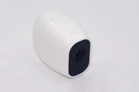 Caméra de sécurité Arlo, compatible HomeKit, blanche, avec objectif noir.