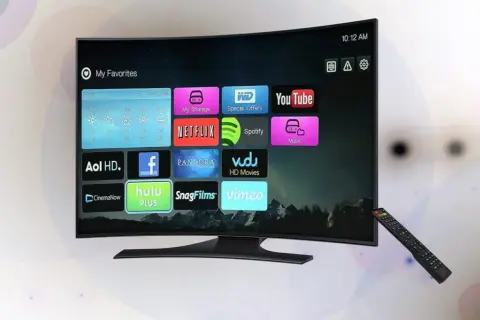 Gdzie dekoder przy wiszącym telewizorze? Oto najlepsze rozwiązania