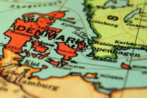 Mapa pokazuje Danię, zaznaczoną na pomarańczowo, z Kopenhagą i Malmö.
