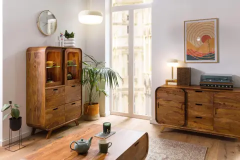 Ciepły, **kolor miodowy w salonie** tworzą meble z litego drewna, retro gramofon i stylowe dodatki.