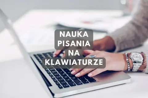 Szybkie pisanie na klawiaturze nauka. Dłonie kobiety piszącej na laptopie, z tekstem "Nauka pisania na klawiaturze".