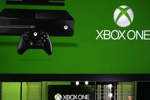 Konsola Xbox One i kontroler na zielonym tle. Premiera Xbox One w 2013 roku.