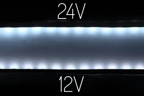 Porównanie jasności taśmy LED 12V i 24V. Górna taśma 24V świeci jaśniej.