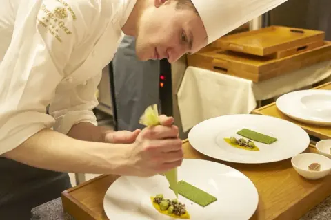 Chef del Royal E Golf, con la sua maestria, crea piatti che meritano la stella Michelin.