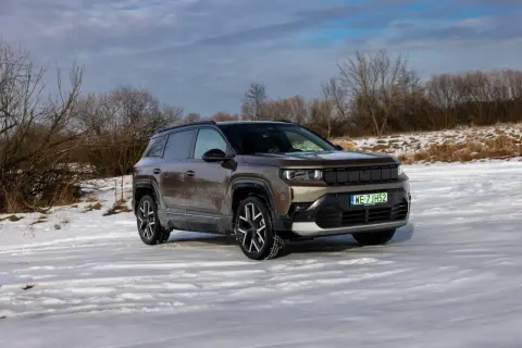 Nowy Jeep Compass w brązowym kolorze na tle zimowego krajobrazu. Gotowy na przygodę w śniegu.