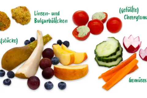 Gesunde Snacks: Linsen- und Bulgurbällchen, Obststücke (Birne, Beeren, Pfirsich), gefüllte Cherrytomaten, Gurken-, Karotten- und Radieschenstücke. Gut für Menschen, die auf ihre Ernährung achten, was nicht essen bei Demenz.
