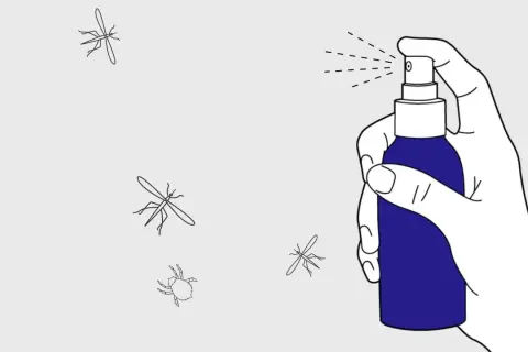 Dłoń trzymająca niebieski spray, który rozpyla środek na komary i kleszcze.