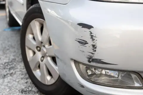 Ile kosztuje klejenie zderzaka? Sprawdź, co wpłynie na cenę naprawy