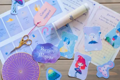 Un jeu de piste pour une **forêt enchantée** : cartes de personnages, énigmes, ciseaux magiques et un parchemin mystérieux.