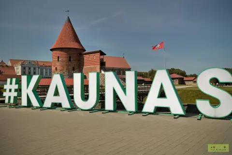 #Kaunas – odkryj atrakcje tego historycznego miasta! Zamek w Kownie i wielkie litery zapraszają do zwiedzania.