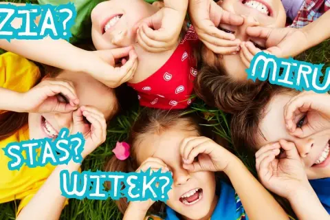 Dzieci leżą na trawie, zasłaniając oczy. Czy to Zuzia, Stasiu, Witek, czy może Maja? Jak mam na imię?