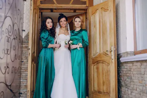 W czym na wesele w kwietniu? Modne stylizacje, które zachwycą