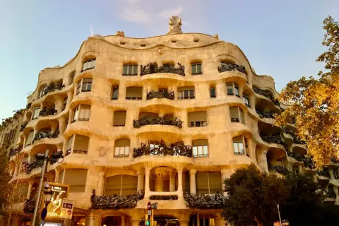 Casa Milà, znana jako La Pedrera, zachwyca falującą kamienną fasadą i unikalnymi balkonami.