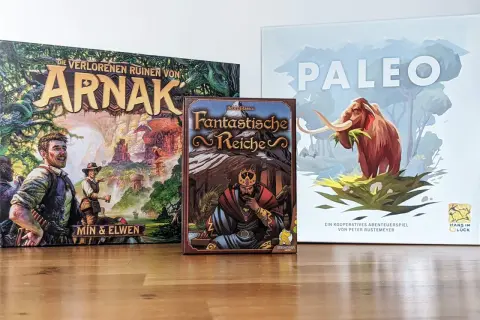 Brettspiele "Die Verlorenen Ruinen von Arnak", "Fantastische Reiche" und "Paleo" – Anwärter auf das **Strategiespiel des Jahres**.